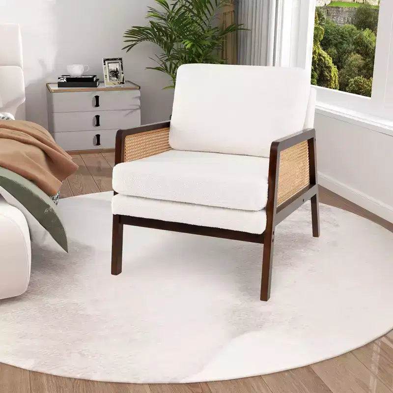 Poltrona di design Mid-Century Modern per soggiorno, con braccioli in rattan e struttura in legno, marrone/naturale
