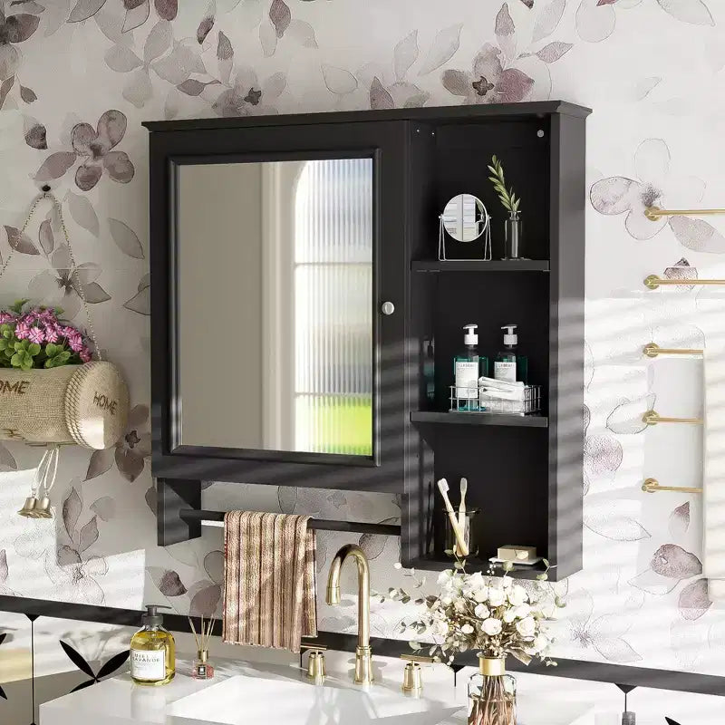 Mobiletto pensile da bagno con grande specchio sulla porta e ripiani regolabili