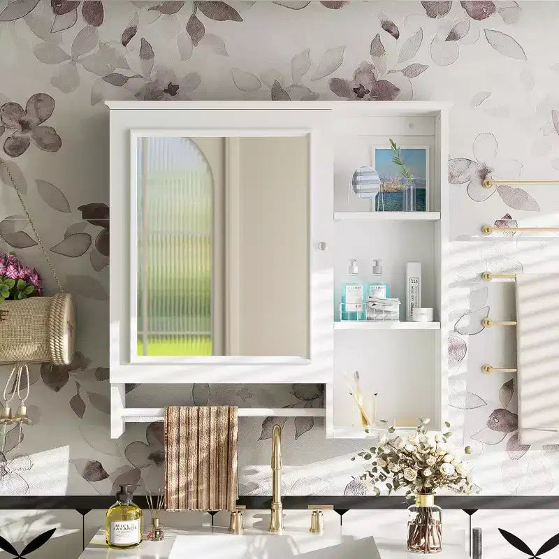 Mobiletto pensile da bagno con grande specchio sulla porta e ripiani regolabili