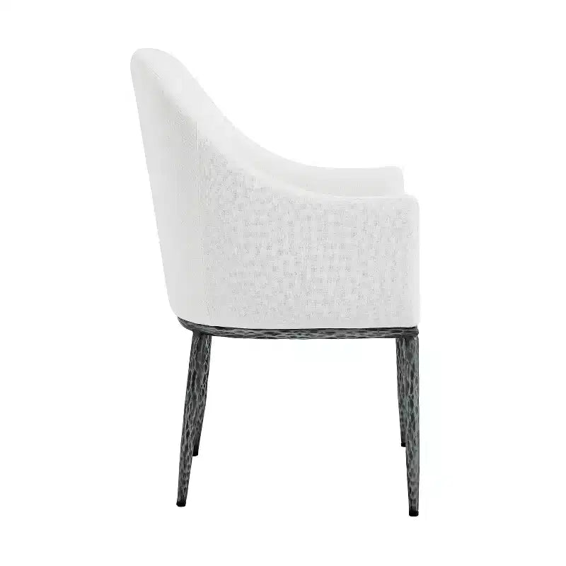 Moderna poltrona imbottita in ferro con gambe in metallo color peltro forgiato