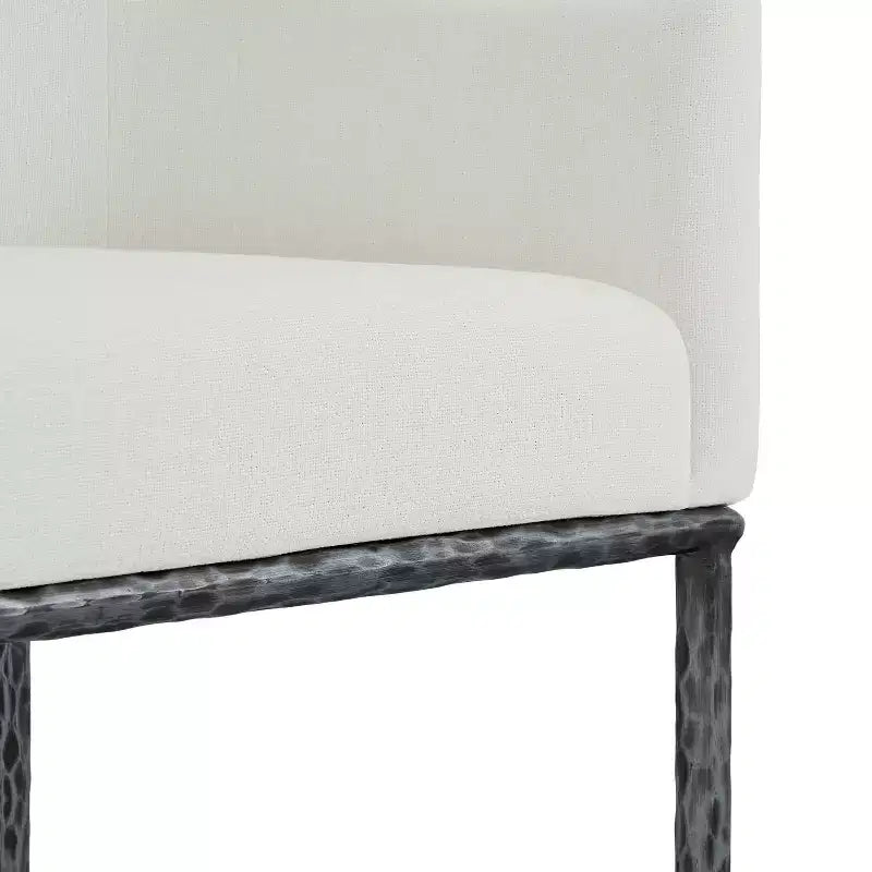 Moderna poltrona imbottita in ferro con gambe in metallo color peltro forgiato