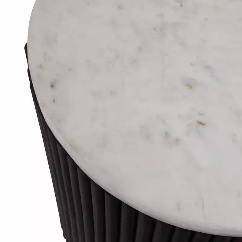 Tavolino con Base Svasata Nera e Piano in Marmo Bianco - Elemento d'Arredo Moderno per Piccoli Spazi e Decorazione Domestica